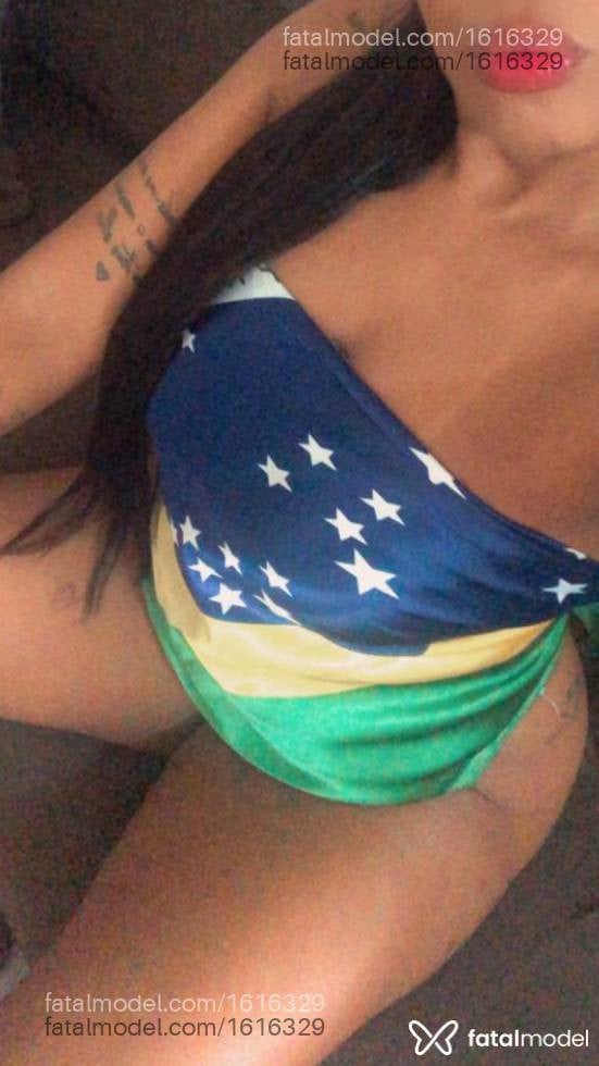 Acompanhante mulher com cabelo castanho de olhos castanhos - Livia Schneider