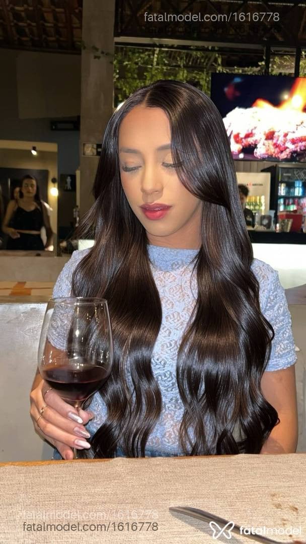 Acompanhante mulher com cabelo castanho de olhos castanhos - Carolina