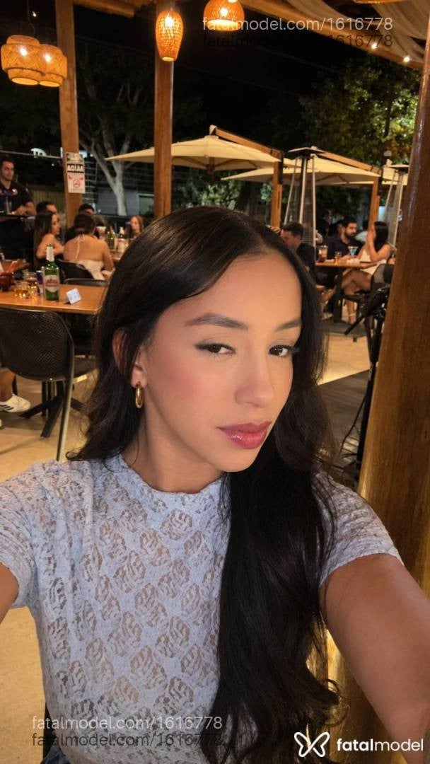Acompanhante mulher com cabelo castanho de olhos castanhos - Carolina