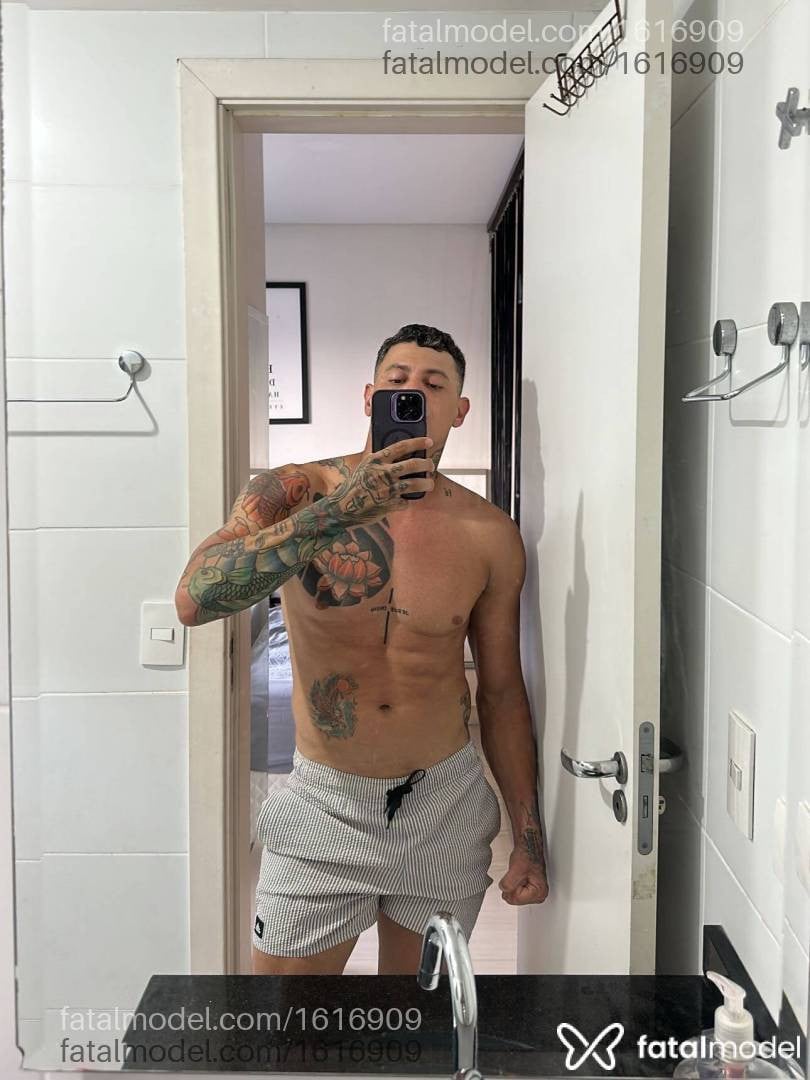 Acompanhante homem com cabelo castanho de olhos verdes em Balneário Camboriú - Eduardo