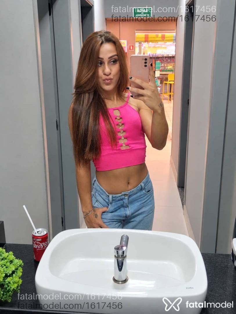 Acompanhante mulher trans com cabelo castanho de olhos castanhos - Sofia Lodge