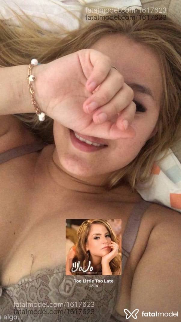 Acompanhante mulher loira (o) de olhos castanhos - Emilyn