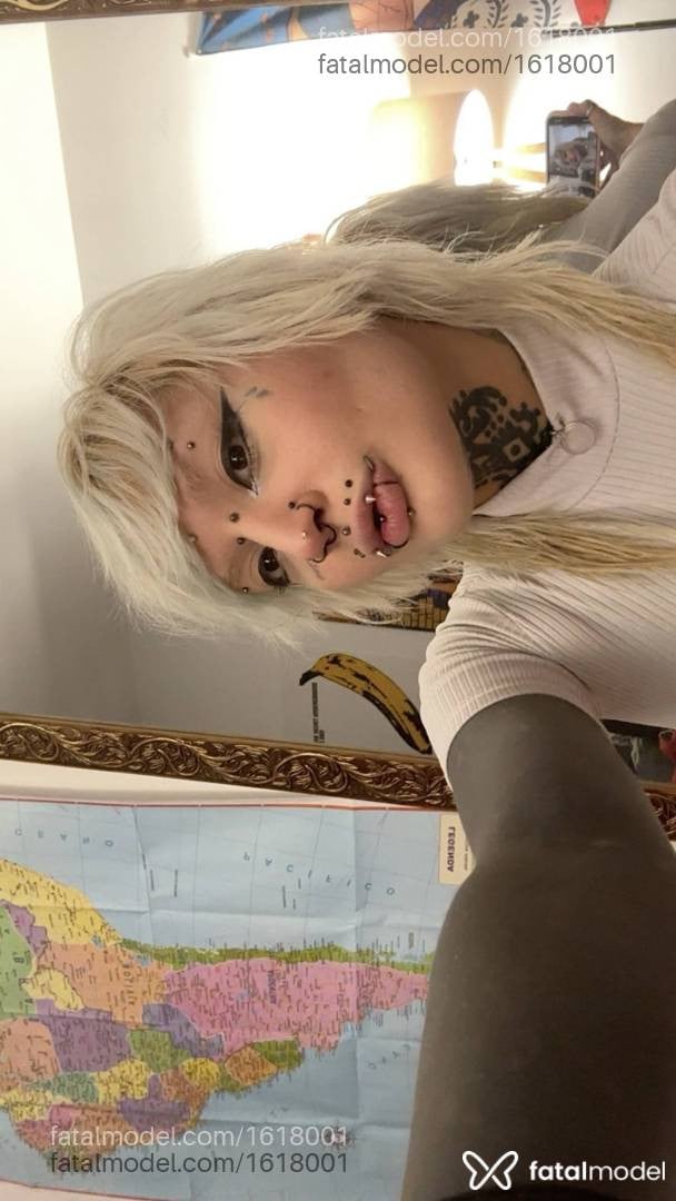 Acompanhante mulher com cabelo colorido de olhos castanhos - Mistress Michi Acompanhante mulher com cabelo colorido de olhos castanhos - Mistress Michi