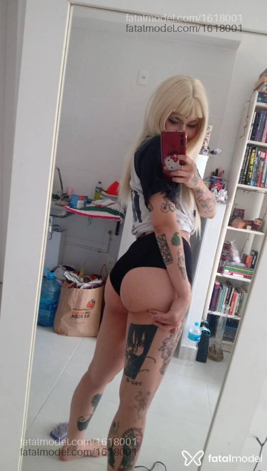 Acompanhante mulher com cabelo colorido de olhos castanhos - Mistress Michi