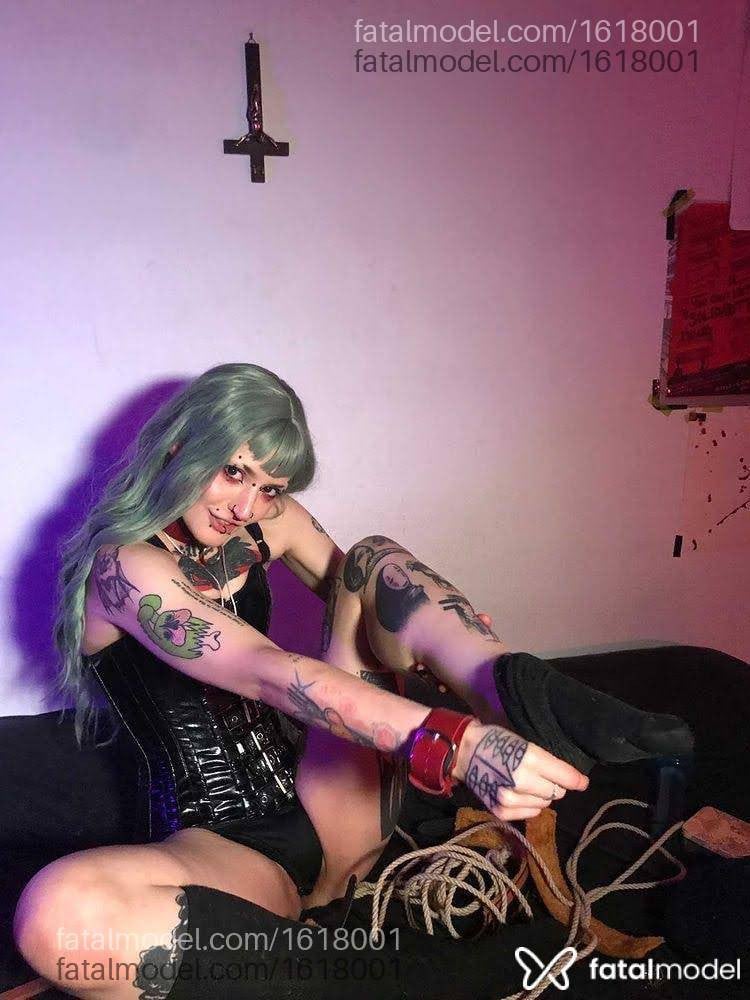 Acompanhante mulher com cabelo colorido de olhos castanhos - Mistress Michi