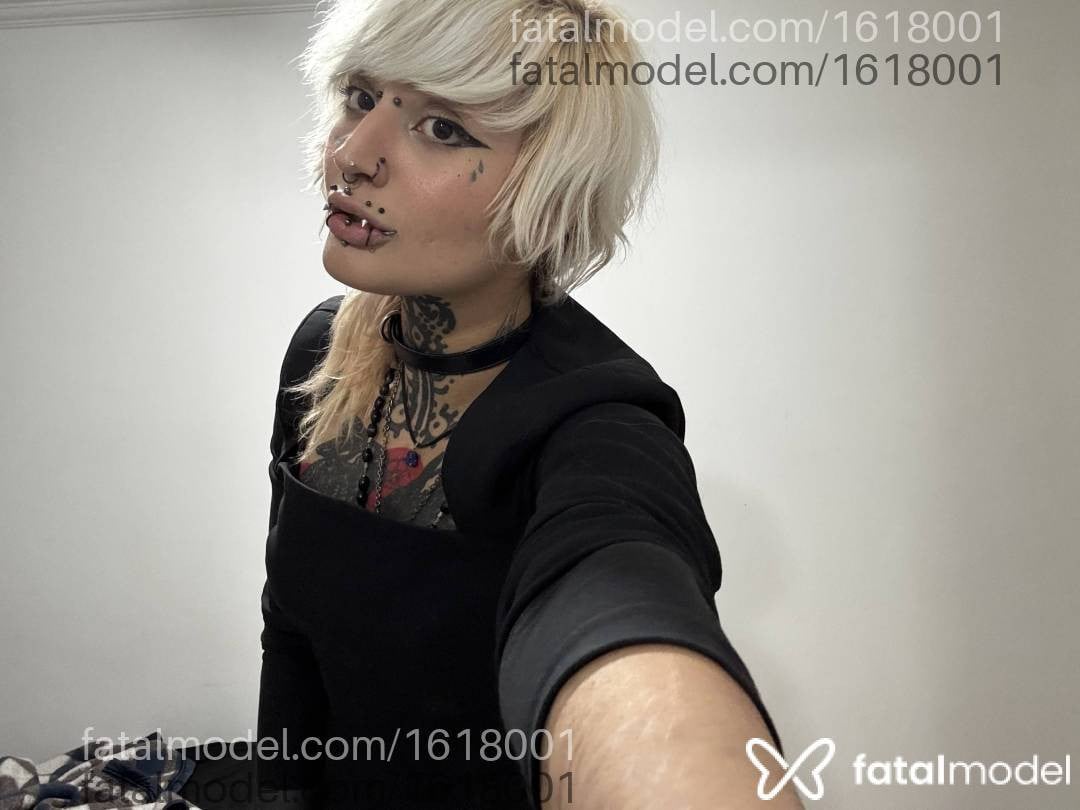 Acompanhante mulher com cabelo colorido de olhos castanhos - Mistress Michi