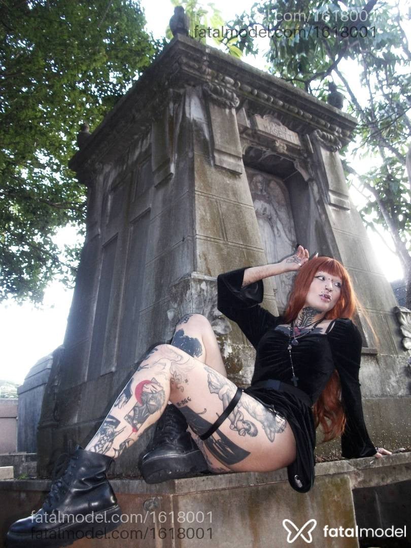 Acompanhante mulher com cabelo colorido de olhos castanhos - Mistress Michi