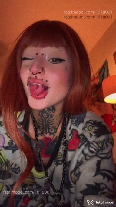 Acompanhante mulher com cabelo colorido de olhos castanhos em São Paulo - Mistress Michi