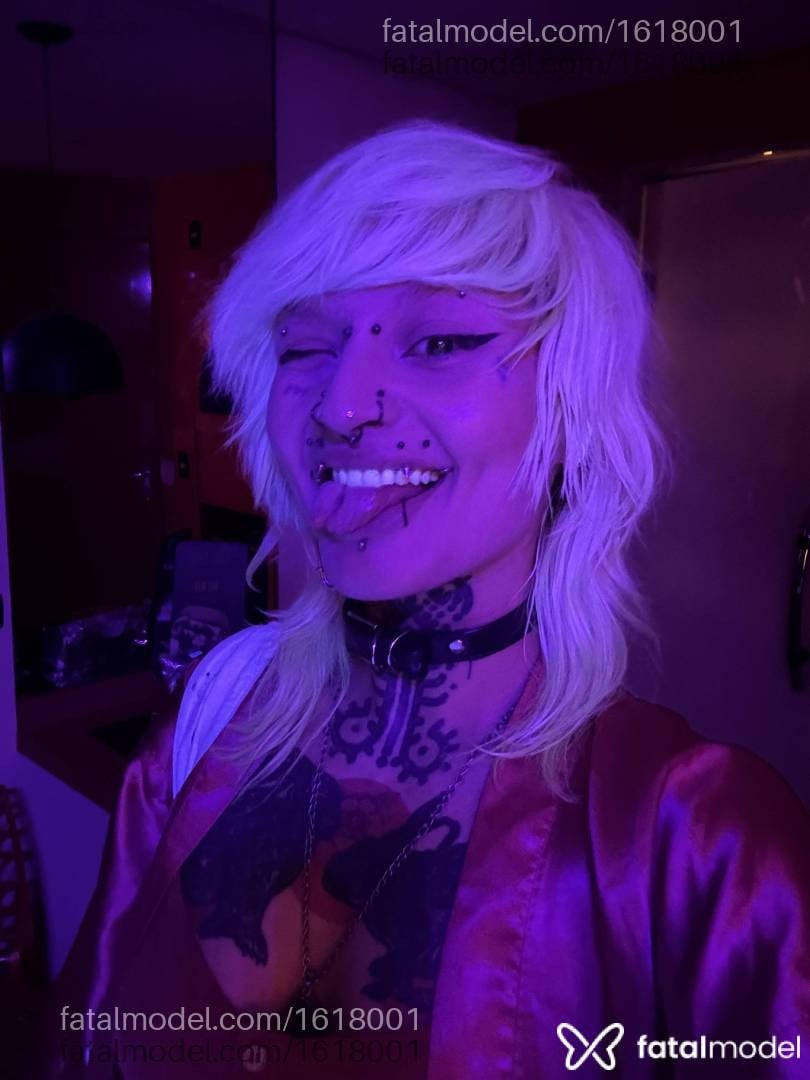 Acompanhante mulher com cabelo colorido de olhos castanhos - Mistress Michi