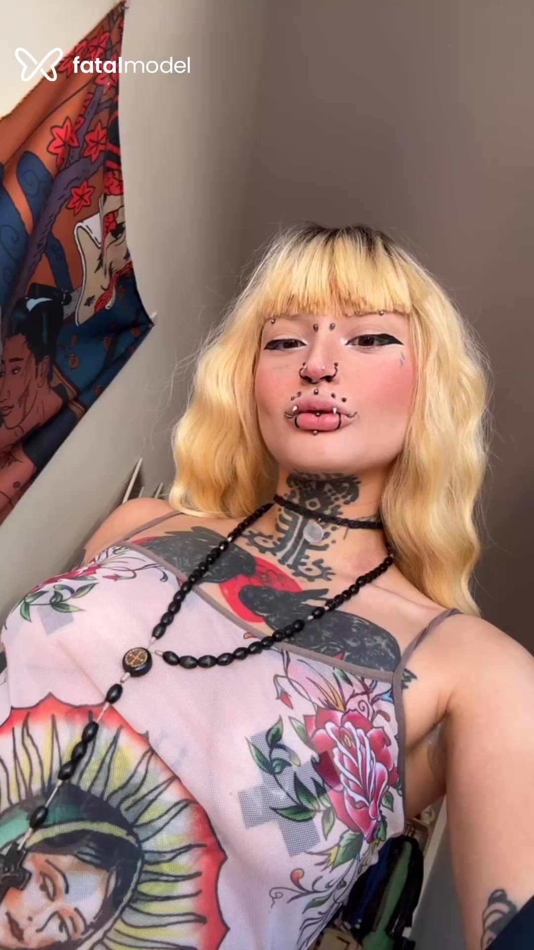 Acompanhante mulher com cabelo colorido de olhos castanhos - Mistress Michi Acompanhante mulher com cabelo colorido de olhos castanhos - Mistress Michi