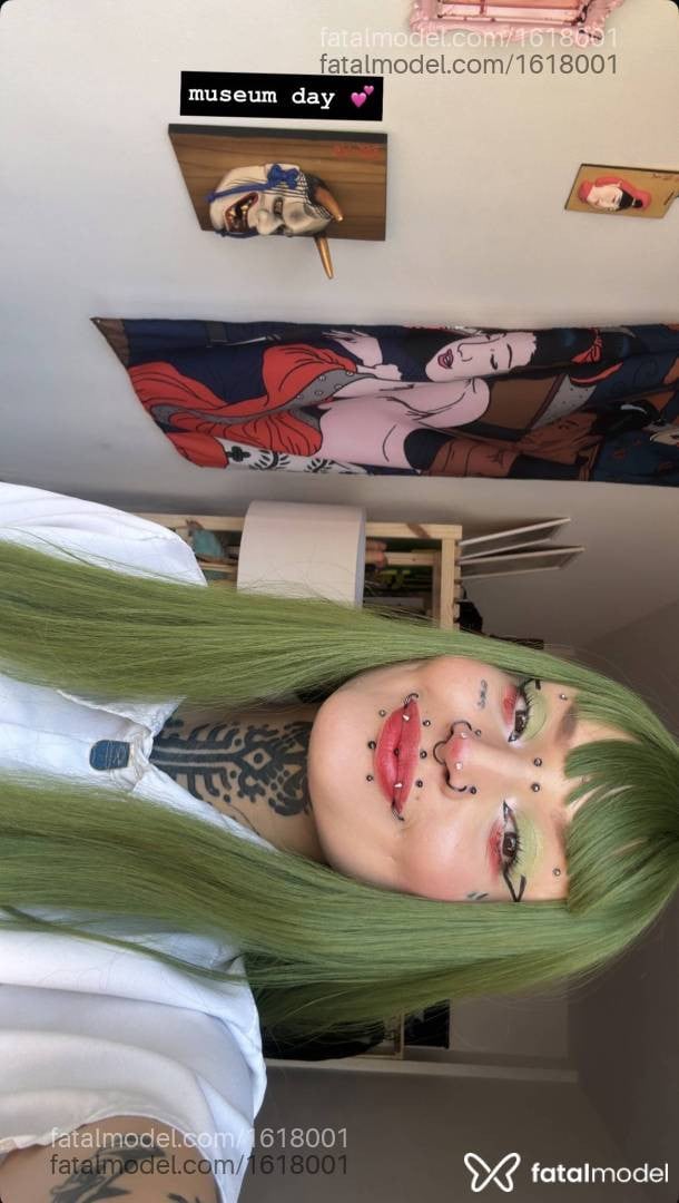Acompanhante mulher com cabelo colorido de olhos castanhos - Mistress Michi