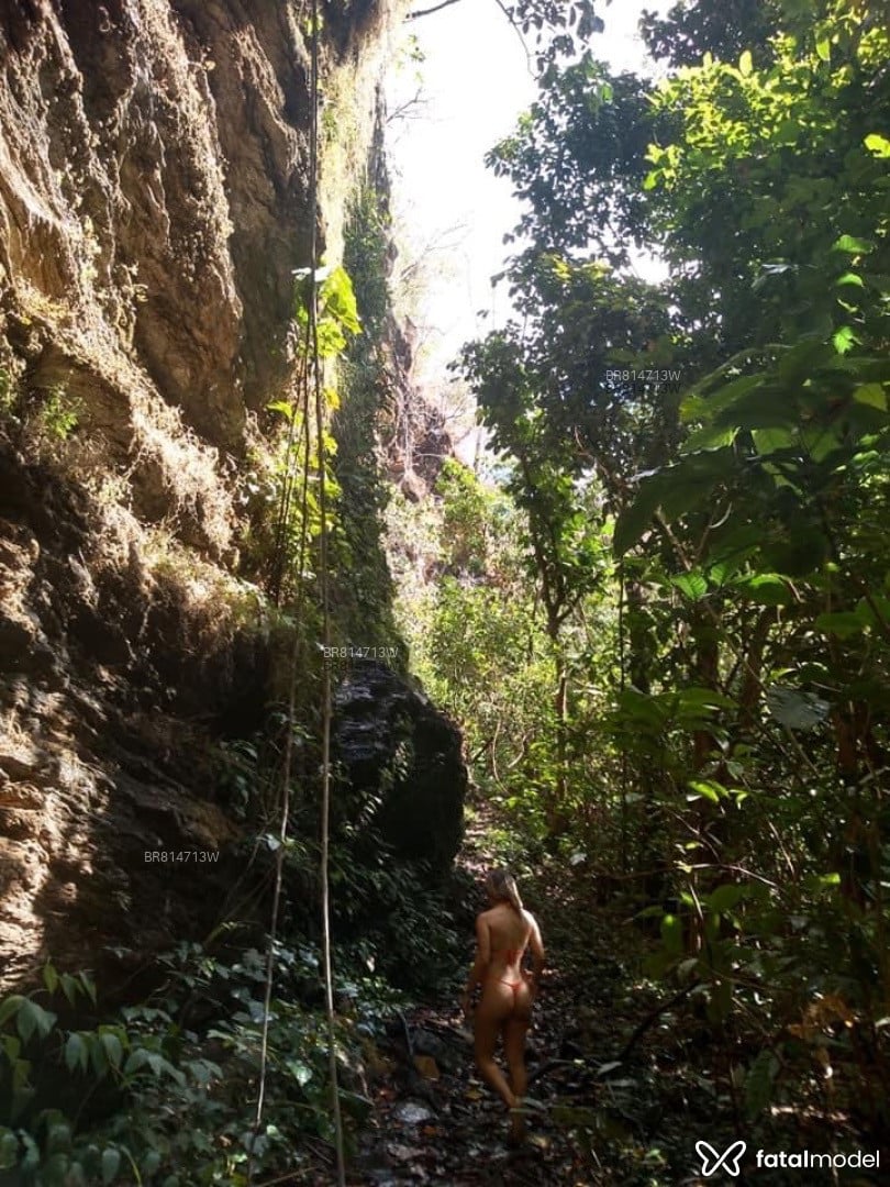 Acompanhante mulher morena (o) de olhos pretos em Goiás Acompanhante mulher morena (o) de olhos pretos em Goiás - Neves