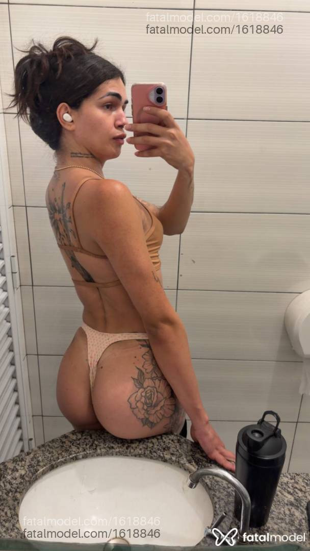 Acompanhante mulher trans com cabelo castanho de olhos castanhos - Thauanee meloni