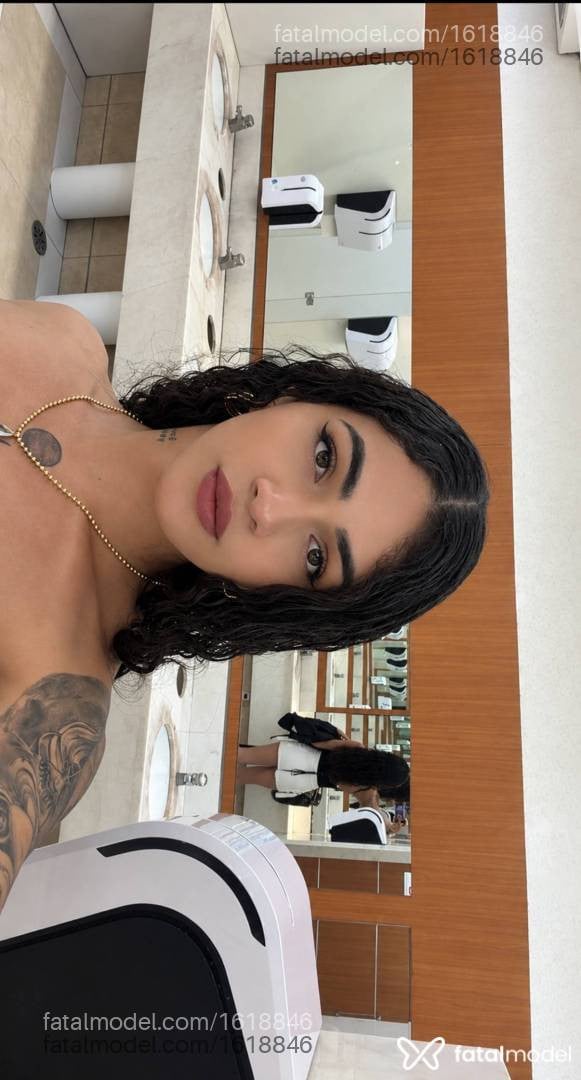 Acompanhante mulher trans com cabelo castanho de olhos castanhos - Thauanee meloni
