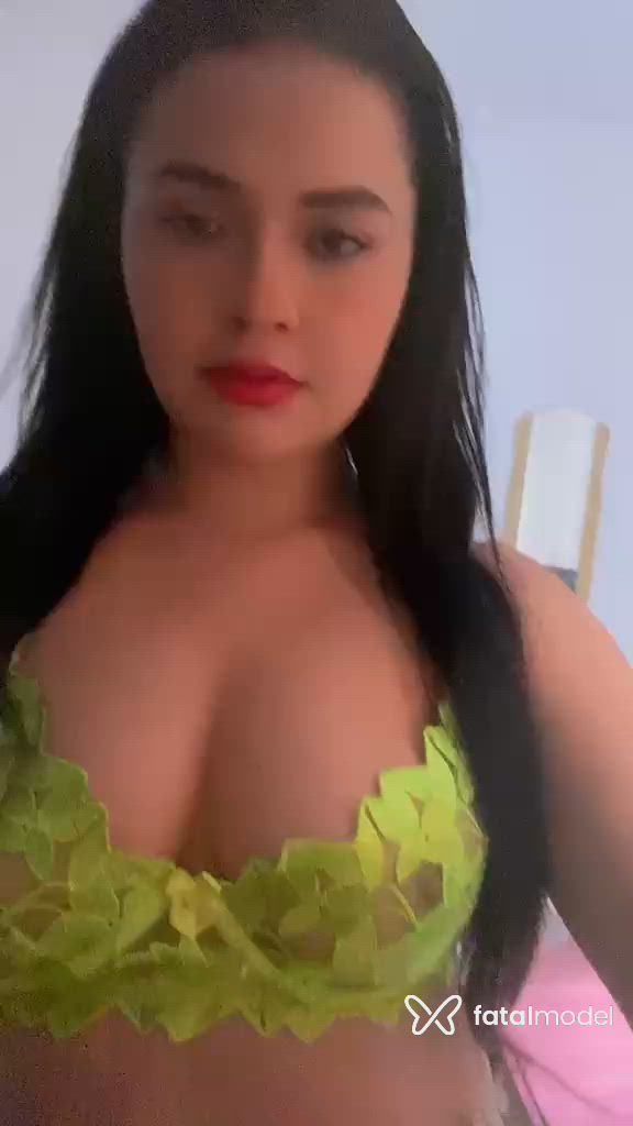 Acompanhante mulher morena (o) de olhos pretos - Helena