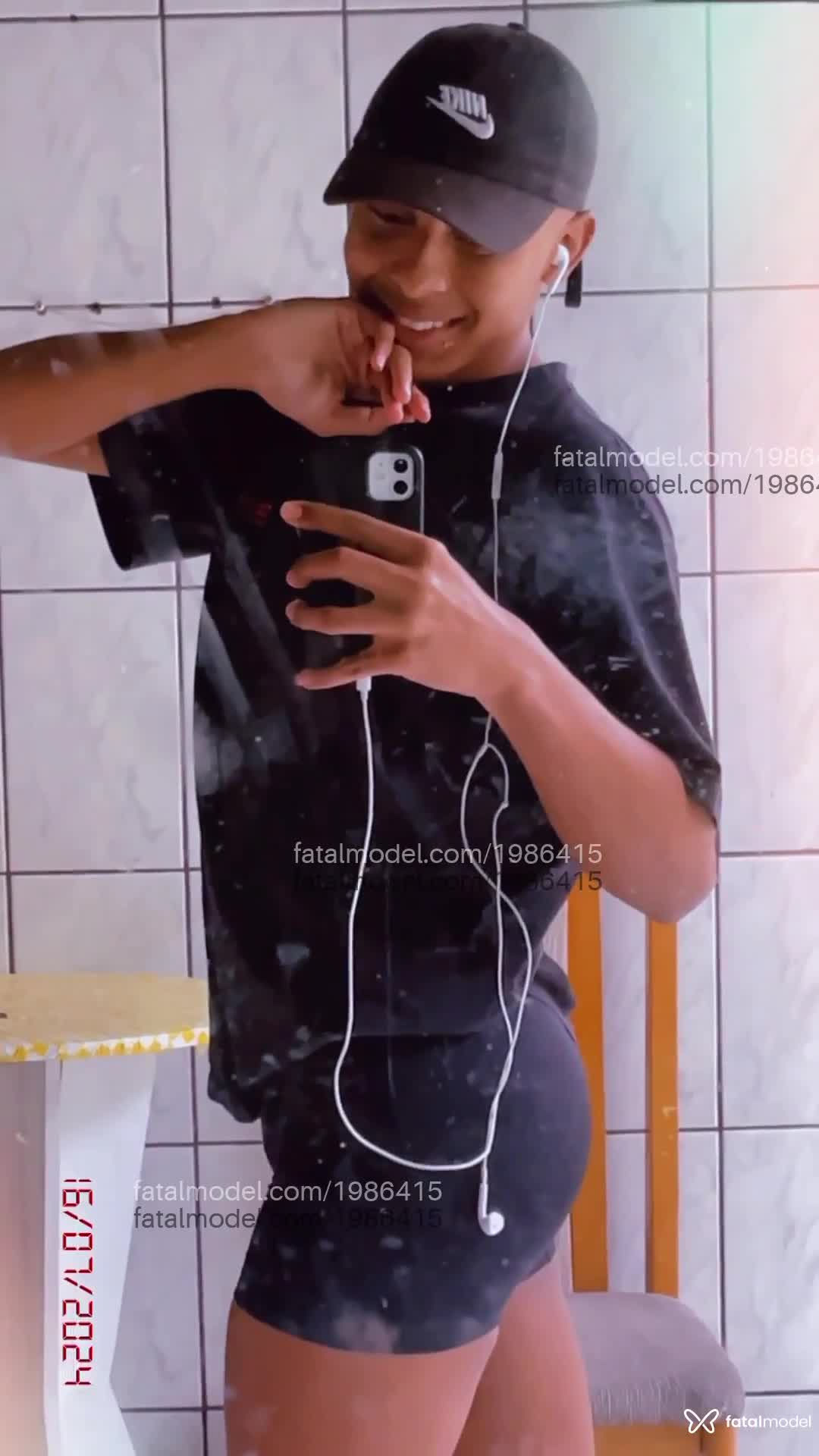 Acompanhante homem com cabelo colorido de olhos castanhos em Praia Grande - João Santos