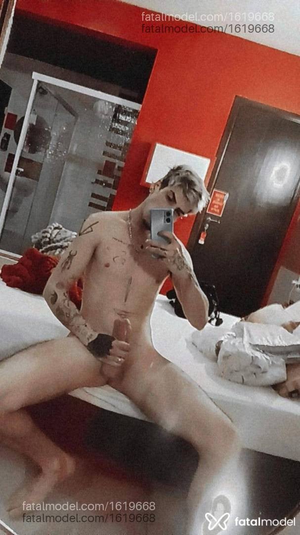 Acompanhante homem com cabelo castanho de olhos pretos - TotallSigillo