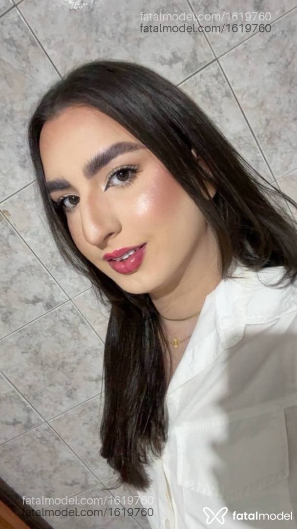 Acompanhante mulher trans com cabelo castanho de olhos castanhos - Júlia