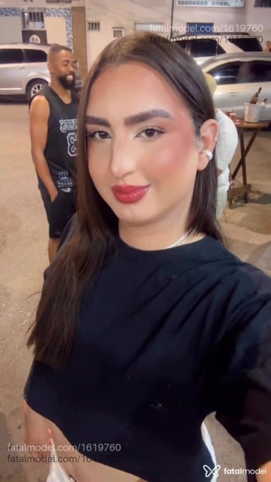 Acompanhante mulher trans com cabelo castanho de olhos castanhos - Júlia