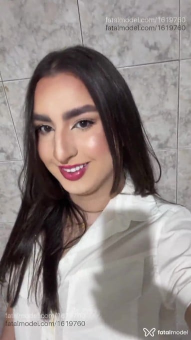 Acompanhante mulher trans com cabelo castanho de olhos castanhos - Júlia