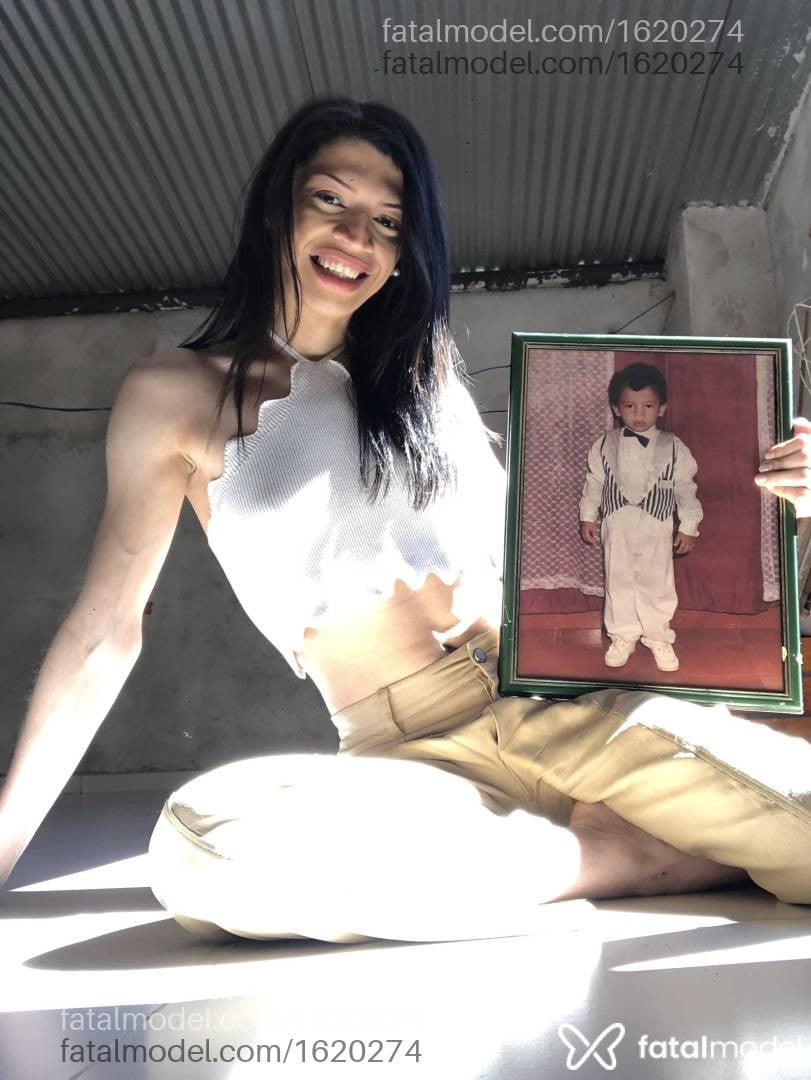Acompanhante mulher trans morena (o) de olhos castanhos - Fádya