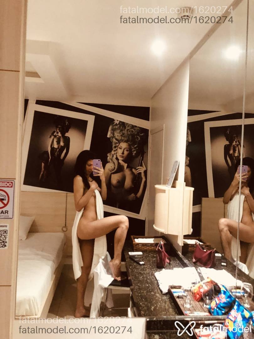Acompanhante mulher trans morena (o) de olhos castanhos - Fádya