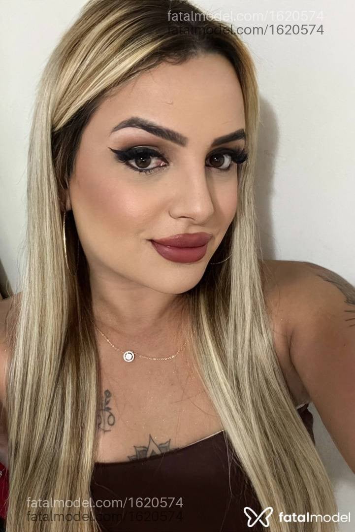 Acompanhante mulher trans loira (o) de olhos castanhos - Marianne Salimeni