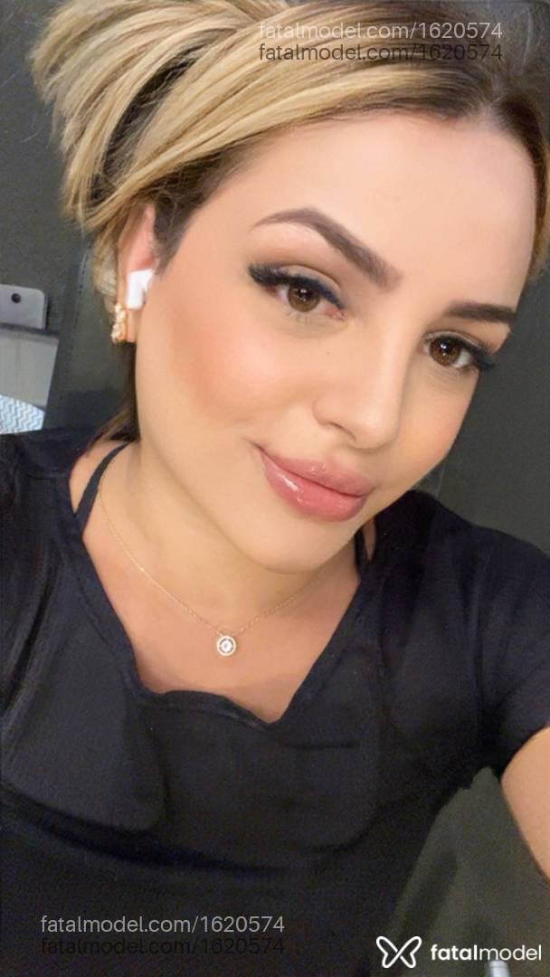 Acompanhante mulher trans loira (o) de olhos castanhos - Marianne Salimeni