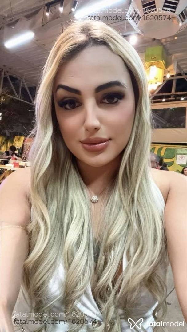 Acompanhante mulher trans loira (o) de olhos castanhos - Marianne Salimeni