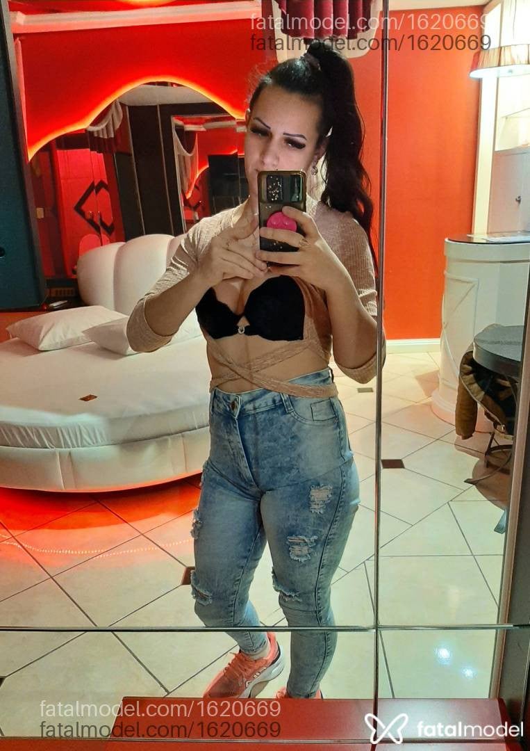 Acompanhante mulher com cabelo castanho de olhos castanhos em Venâncio Aires - Sofia