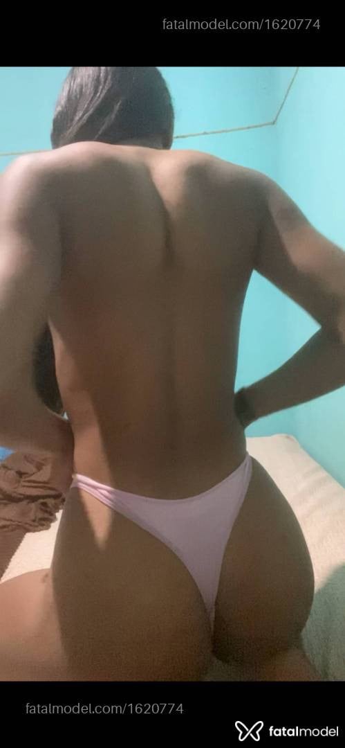 Acompanhante mulher trans com cabelo castanho de olhos pretos - Ellen Lohan