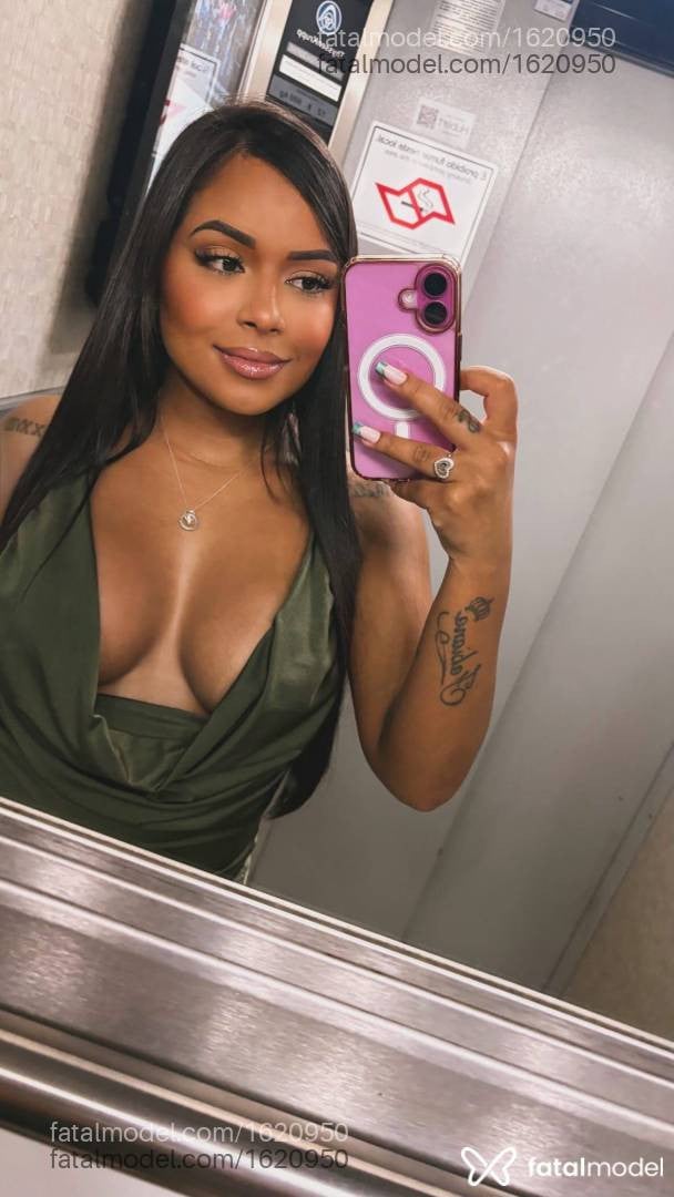 Acompanhante mulher morena (o) de olhos castanhos - Karol lima