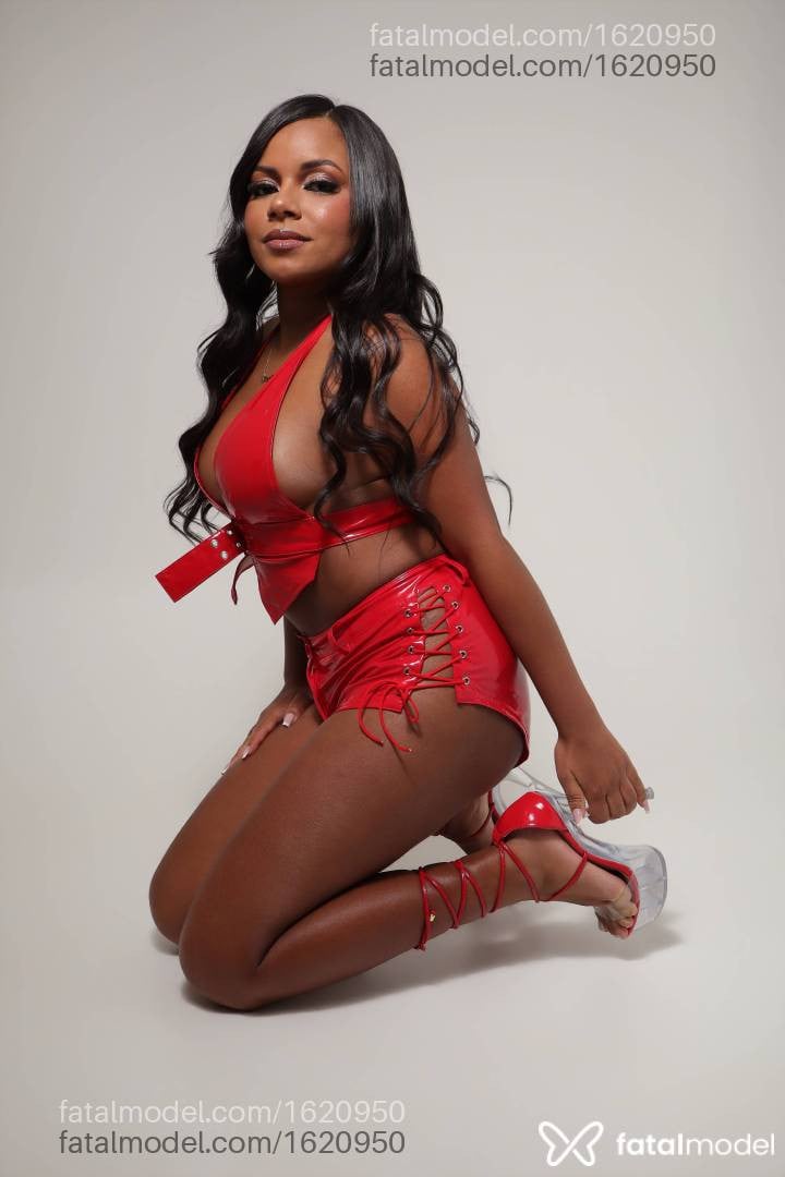 Acompanhante mulher morena (o) de olhos castanhos - Karol lima