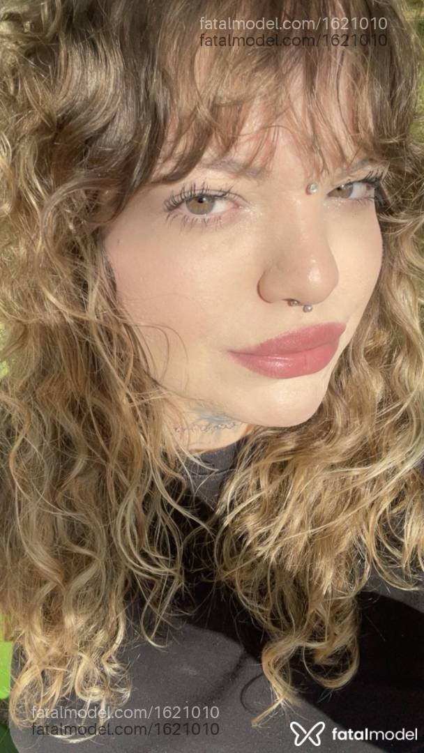 Acompanhante mulher trans loira (o) de olhos verdes - Gaby Engel