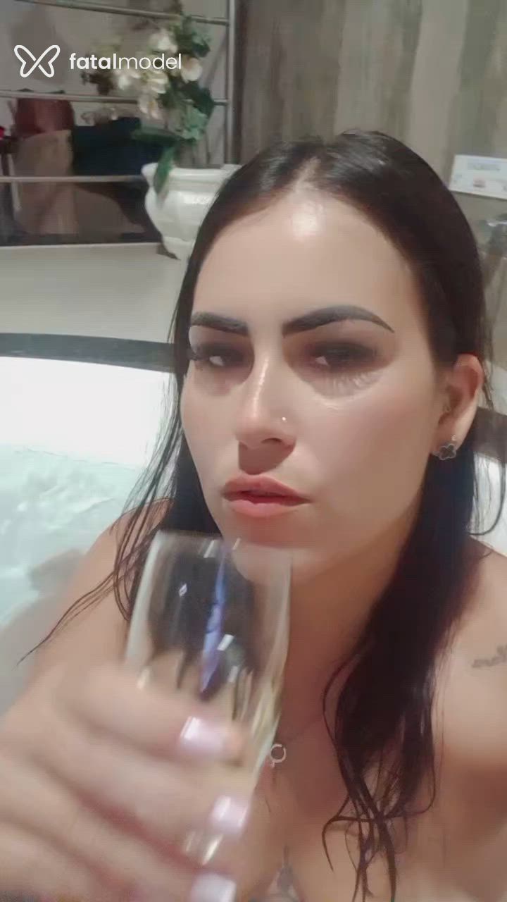 Acompanhante mulher morena (o) de olhos castanhos em Mirassol Acompanhante mulher morena (o) de olhos castanhos em Mirassol - Larissa