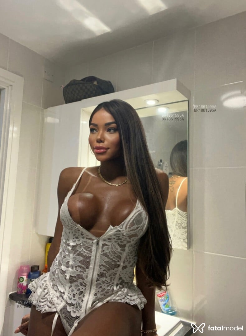 Acompanhante mulher trans com cabelo castanho de olhos castanhos - Mikaella Moura