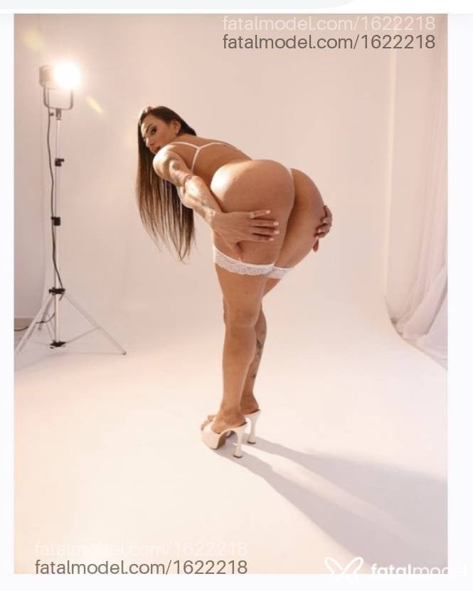Acompanhante mulher com cabelo castanho de olhos castanhos - Manuh