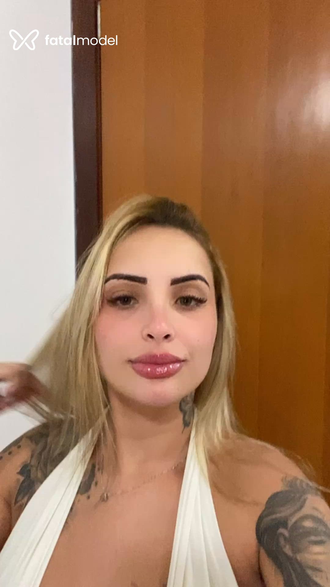 Acompanhante mulher loira (o) de olhos verdes - Vívian Bueno