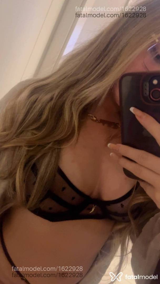 Acompanhante mulher com cabelo castanho de olhos verdes - Agnes