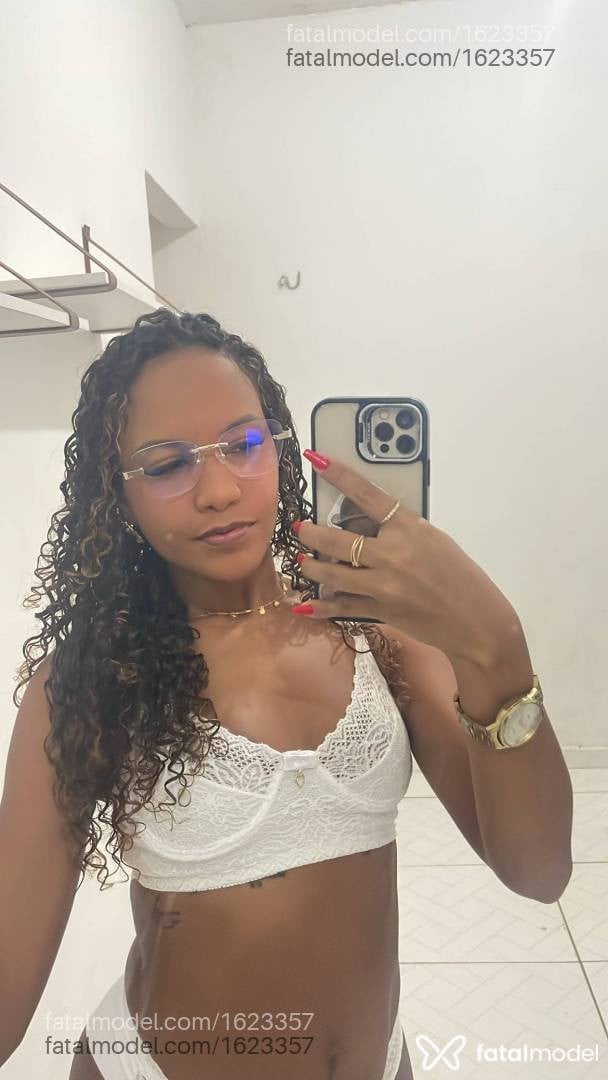 Acompanhante mulher morena (o) de olhos pretos - Julia Alves