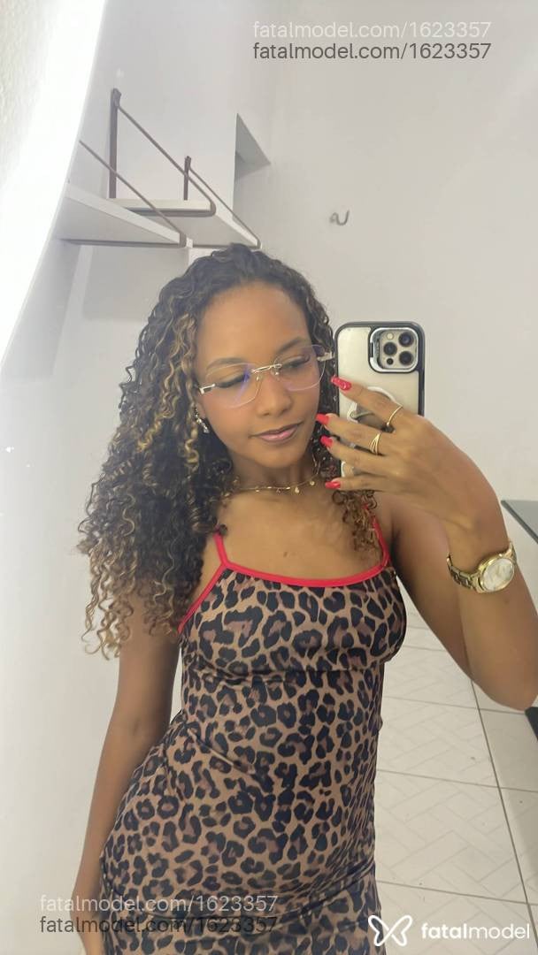 Acompanhante mulher morena (o) de olhos pretos - Julia Alves