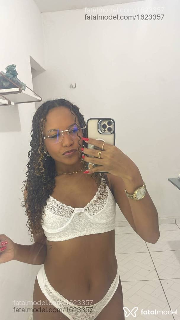 Acompanhante mulher morena (o) de olhos pretos - Julia Alves