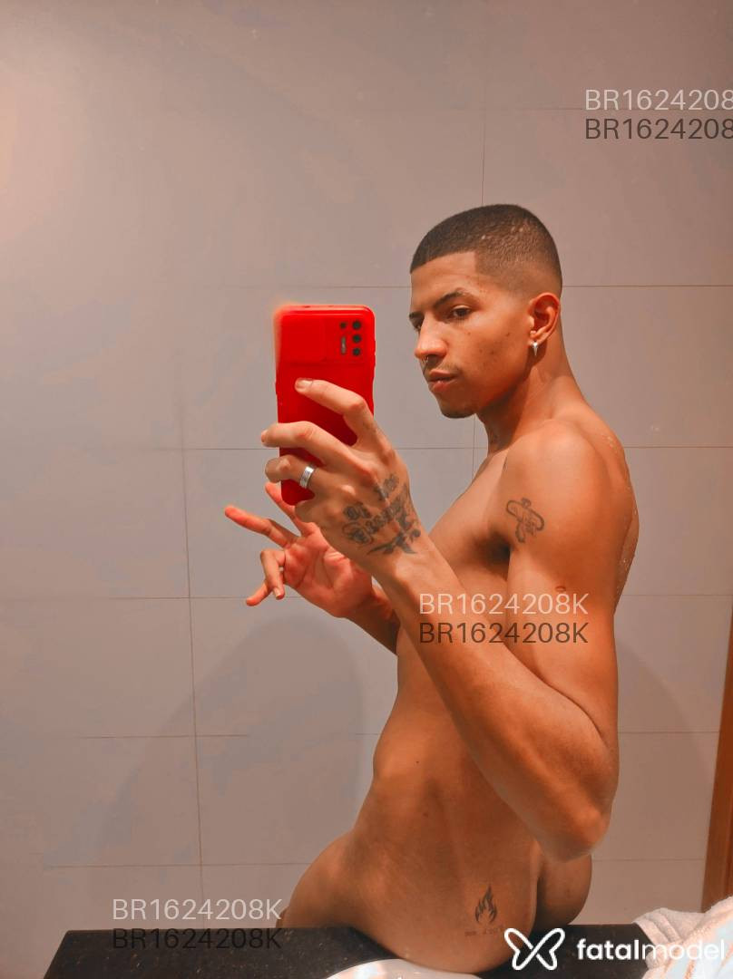 Acompanhante homem morena (o) de olhos pretos em Virtual - Louis