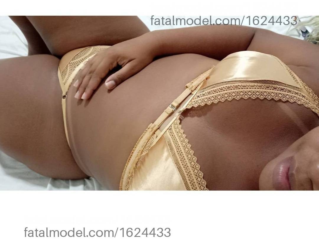 Acompanhante mulher morena (o) de olhos castanhos - Preta Acompanhante mulher morena (o) de olhos castanhos - Preta