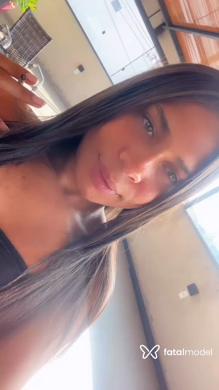 Acompanhante travesti com cabelo castanho de olhos verdes - Laryssa mel