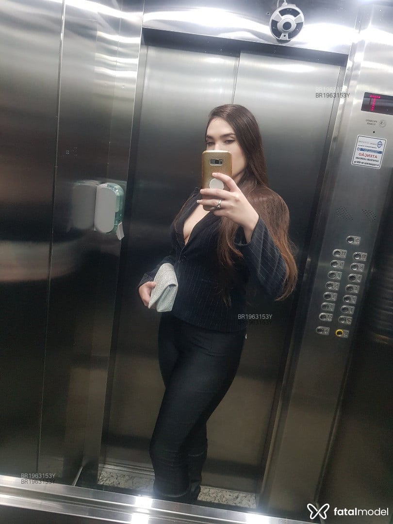 Acompanhante mulher com cabelo castanho de olhos verdes em São Paulo - Claudinha