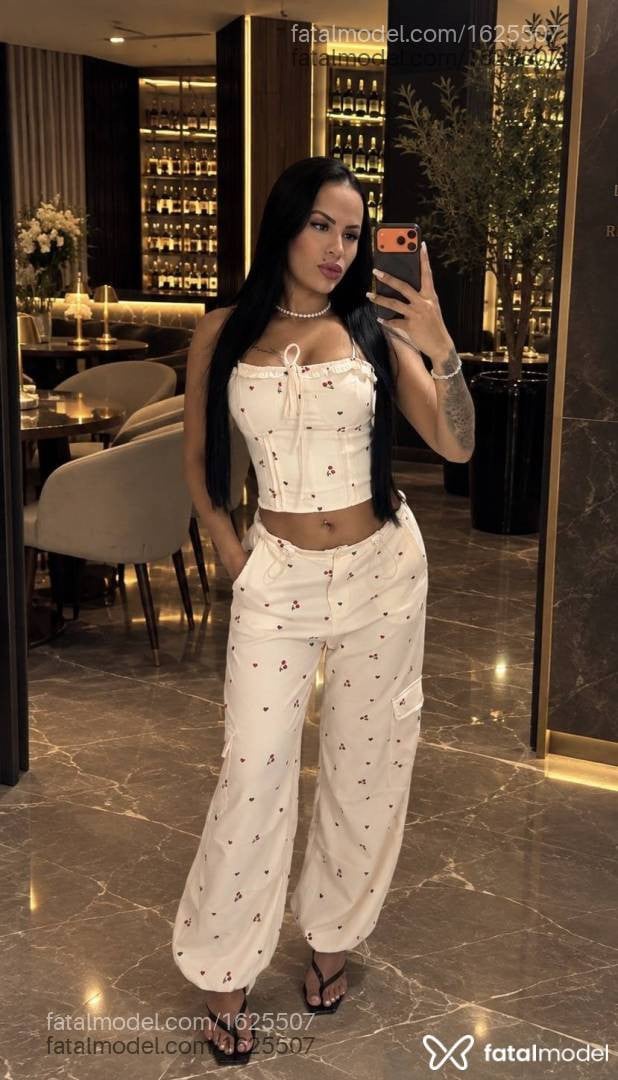 Acompanhante mulher morena (o) de olhos castanhos - Valentina Mello