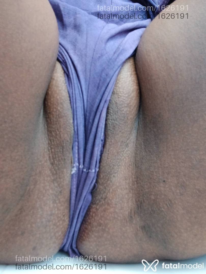 Acompanhante mulher com cabelo colorido de olhos pretos - Bruta