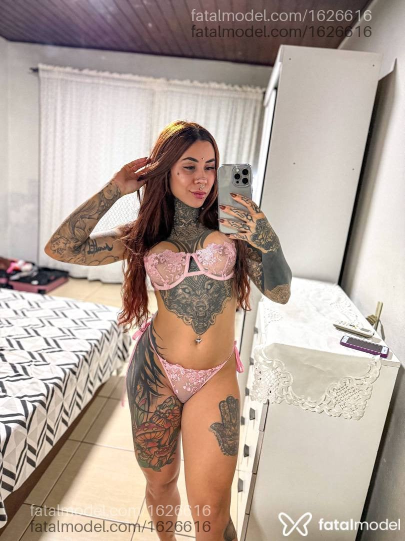Acompanhante mulher com cabelo colorido de olhos castanhos em Blumenau - Ariel Alves