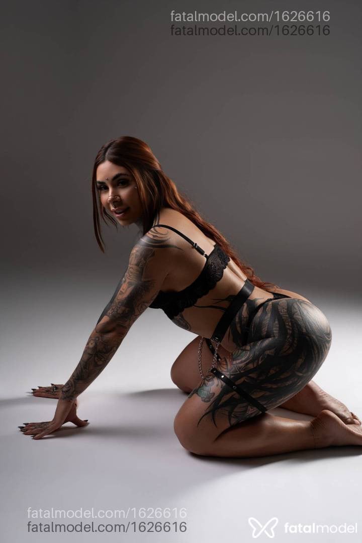 Acompanhante mulher com cabelo colorido de olhos castanhos em Blumenau - Ariel Alves